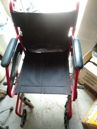 贈中古輪椅一台需換輪胎